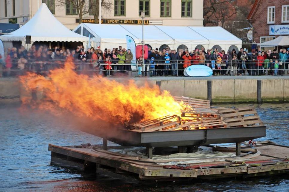 Die Neustädter Sensation: Das Osterfeuer auf dem Wasser.