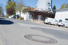 Wie hier vor der Hauptgeschäftsstelle unseres Familienwochenblattes im Mühlenweg werden bis zum 30. April in der Siedlung Klein Timmendorf die Rohrleitung gespült.