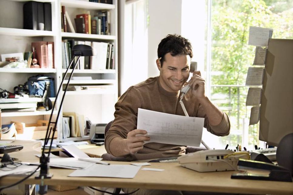 Wenn alle Bewerbungsunterlagen vollständig sind, sollte man sie vor dem Versand noch einmal gründlich kontrollieren. Foto: djd/randstad/thx.