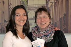 In diesem Jahr übernimmt die neue Jugendpflegerin Charlien El Basiouni (lks.) gemeinsam mit Angela Hüttmann die Verteilung der Badepässe.