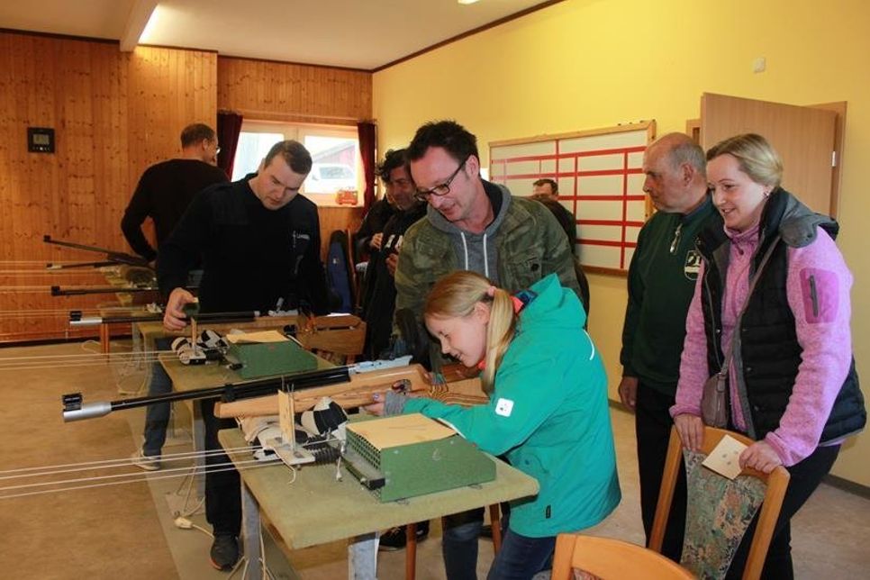 Die Schießsportgruppe lud zum Ostereier-Schießen.