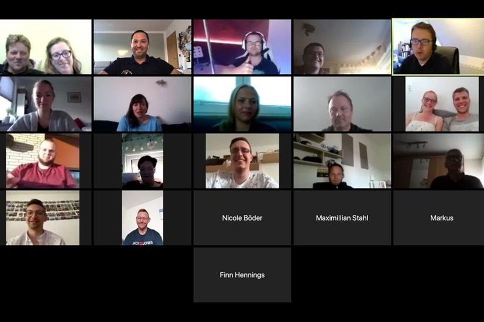 Die Mitglieder der Freiwilligen Feuerwehr Grömitz tauschen sich im digitalen Schulungsraum aus.