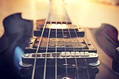 Neustadt. Am Samstag, dem 19. März spielt „Silvershadows“ ab 20 Uhr in Klüvers Brauhaus. Im Originalsound einer der erfolgreichsten Bands der frühen 60er Jahre „The Shadows“ erleben die Zuhörer mit den „Silvershadows“ eine Musik der Extraklasse. Welthits wie „Apache, FBI, James Bond Theme“ werden mit Originalgitarren und Equipment gespielt. Gesangsstücke von Buddy Holly und Cliff Richard ergänzen den Bandauftritt. Lions Club Mitglied und Leadgitarrist Hans Karpinski spendet einen Teil der Gage sowie die kompletten Einnahmen aus dem Verkauf der CD dem Kinderschutzbund Neustadt. (red)