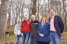 Freuen sich, dass das beliebte Kletterfest im Mönchkamp doch stattfindet: Stefan Meiser (r.) und Anna Kupferschmidt von der Asklepios Klinik, Ralf Herrmann (Alte Zwoelf) sowie Revierförster Karsten Tybussek (m.) und Renate Böckel 2. Vorsitzende des Vereins für offene Jugendarbeit e.V.. Die Entscheidung hierfür fiel bereits Anfang April.
