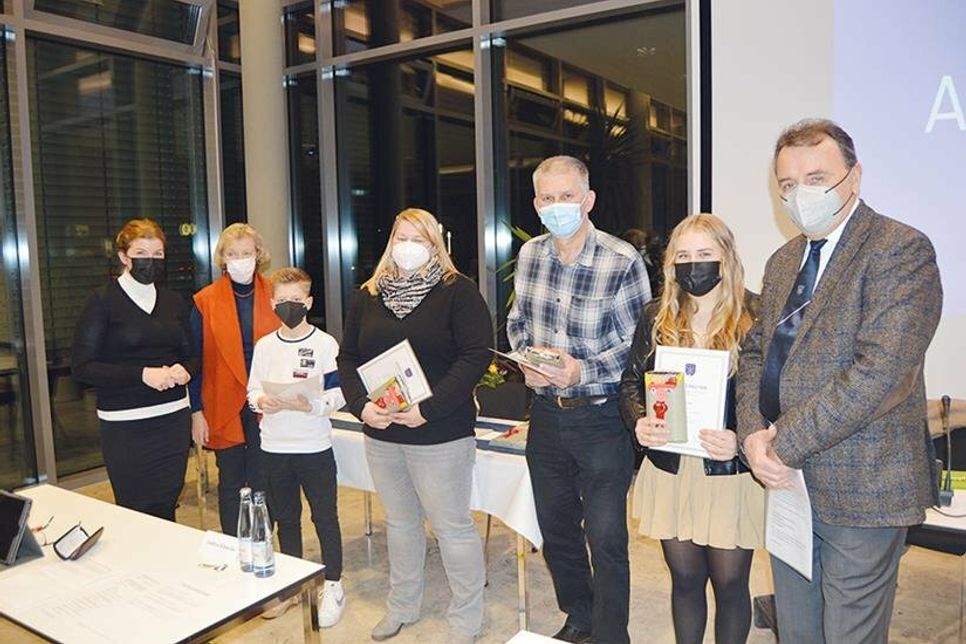Stockelsdorfs Bürgermeisterin Julia Samtleben (l.), die Sportausschuss-Vorsitzende Sabine Gall-Gratze (2.v.l.)  und Bürgervorsteher Manfred Beckmann (r.) nahmen die Ehrung der anwesenden Sportler vor (v.l.): Luke Jalaß, Mareike Becker, Michael Schneider und Lina Dölle.