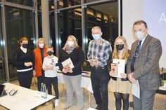 Stockelsdorfs Bürgermeisterin Julia Samtleben (l.), die Sportausschuss-Vorsitzende Sabine Gall-Gratze (2.v.l.)  und Bürgervorsteher Manfred Beckmann (r.) nahmen die Ehrung der anwesenden Sportler vor (v.l.): Luke Jalaß, Mareike Becker, Michael Schneider und Lina Dölle.