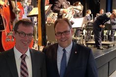 Kinderschutzbund-Geschäftsführer Henning Reimann (lks.) mit Bürgermeister Mirko Spieckermann bei dem Benefizkonzert.