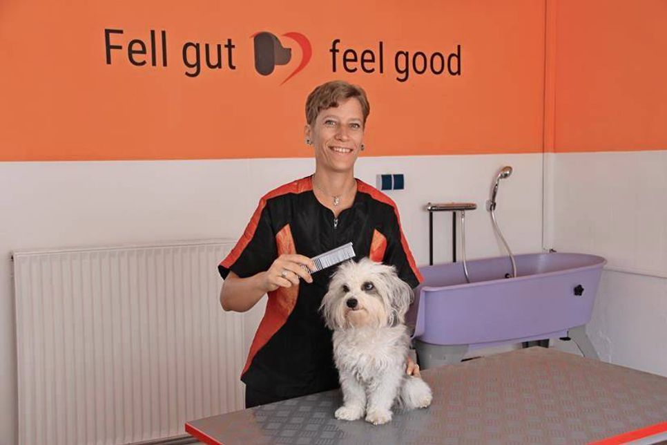 Die Fachkraft für Fellpflege und Hundegesundheit Oda Köhncke mit ihrer treuen Gefährtin Anni.