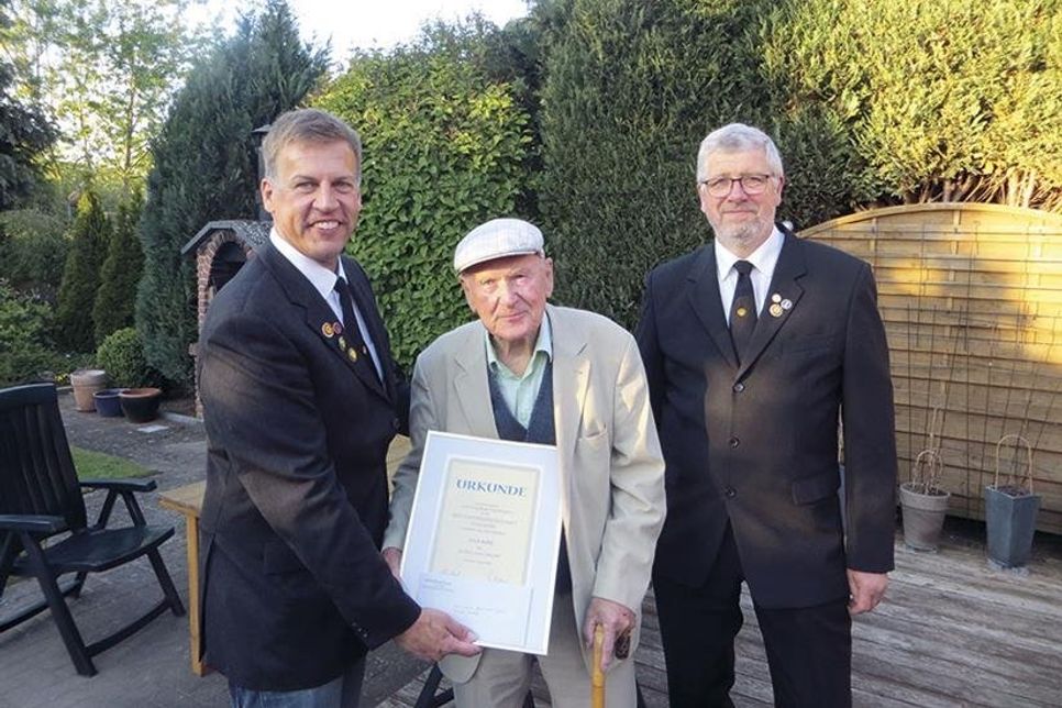 Vorsitzender Christian Laack (links) überreichte mit dem 2. Vorsitzenden, Thomas Harnack (rechts), die Urkunde und ein Geschenk an Erich Rahlf für 50 Jahre Mitgliedschaft in der Ortshandwerkerschaft. (Foto: hfr)
