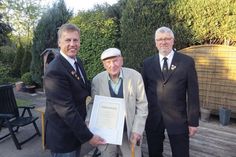 Vorsitzender Christian Laack (links) überreichte mit dem 2. Vorsitzenden, Thomas Harnack (rechts), die Urkunde und ein Geschenk an Erich Rahlf für 50 Jahre Mitgliedschaft in der Ortshandwerkerschaft. (Foto: hfr)