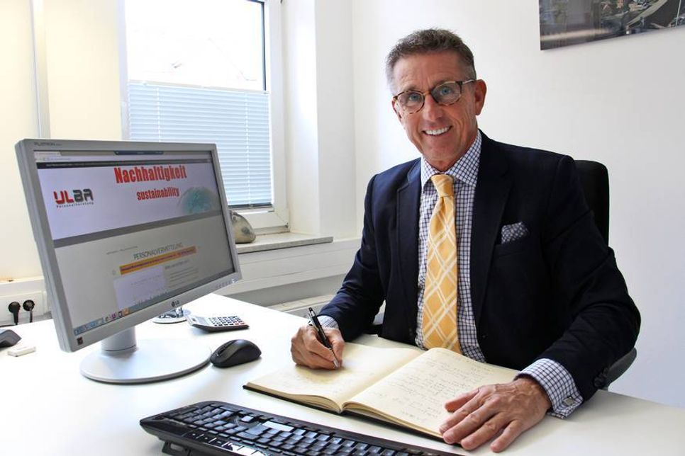 Inhaber Ulrich Baumann vermittelt Arbeitskräfte auf Erfolgsbasis.