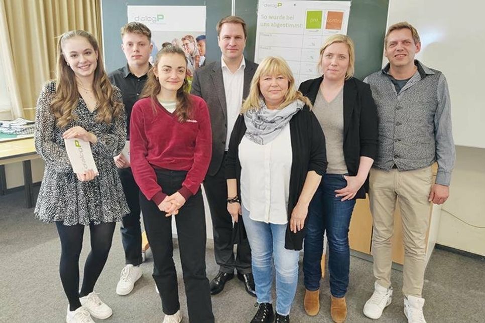 Das Schülersprecher-Duo Emilia Rizutti (von links) und Til Gosch mit den Landtagsabgeordneten Nelly Waldeck, Christopher Vogt, Sandra Redmann und Wiebke Zweig sowie WiPo-Lehrer Björn Becker-Sowoidnich.