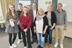Das Schülersprecher-Duo Emilia Rizutti (von links) und Til Gosch mit den Landtagsabgeordneten Nelly Waldeck, Christopher Vogt, Sandra Redmann und Wiebke Zweig sowie WiPo-Lehrer Björn Becker-Sowoidnich.