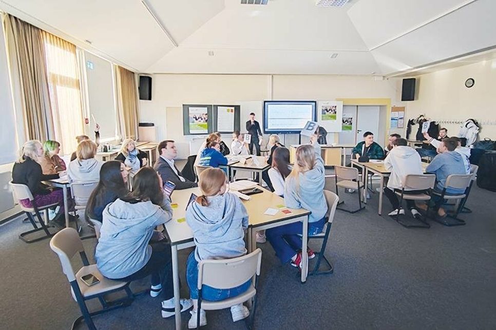 Die Dialogveranstaltung „dialog P“ der diesjährigen Abschlussklasse fand wieder in Präsenz im großen Musikraum der Schule statt.
