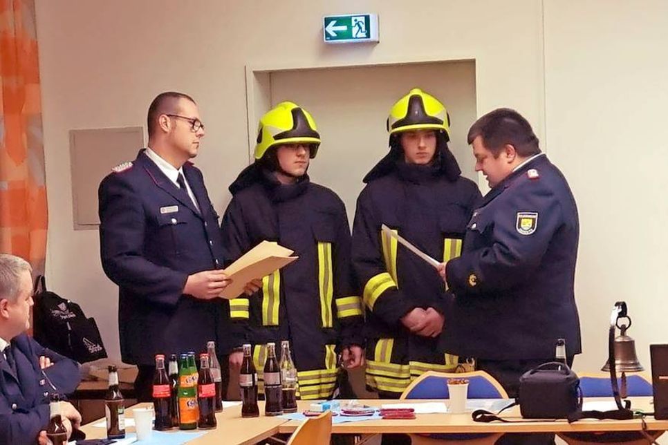 Im Rahmen der Versammlung nahmen Gemeindewehrführer Dennis Puls (l.) und Ortswehrführer Dirk Westphal (r.) Beförderungen und Übernahmen in die aktive Einsatztruppe vor.