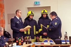 Im Rahmen der Versammlung nahmen Gemeindewehrführer Dennis Puls (l.) und Ortswehrführer Dirk Westphal (r.) Beförderungen und Übernahmen in die aktive Einsatztruppe vor.