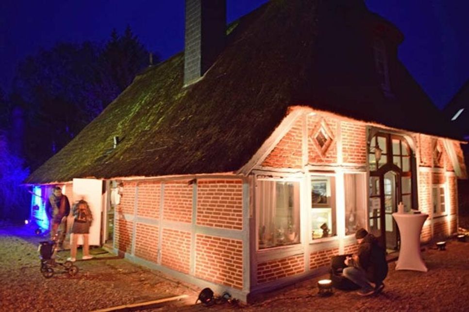 Beleuchtetes Behrend-Haus: Christian Ladwig hatte die historische Reetdachkate in Neuheikendorf mit Lichtspots in Szene gesetzt.
