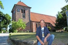 Pastor Kai Sagawe vor der St. Katharinen-Kirche Lensahn.