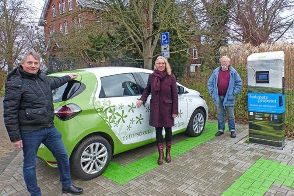 Eine genossenschaftliche Kooperation der nachhaltigen Art: Das e-Auto des strompools probstei – hier vertreten von Martina Steffien und Peter Zimmermann aus dem Vorstand mit Boris Baade aus dem StattAuto-Vorstand – steht nun über StattAuto für CarSharing in Schönberg zur Verfügung.