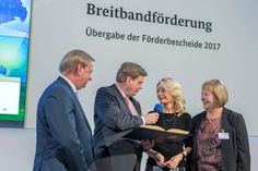 ZVO-Verbandsvorsteherin Gesine Strohmeyer (2. v. re.) nimmt den Förderbescheid für das Breitbandprojekt in Ostholstein von Staatssekretär Enak Ferlemann (2. v. lks.) freudig entgegen. Begleitet wurde sie von den Ostholsteinischen Bundestagsabgeordneten Bettina Hagedorn (re.) und Ingo Gädechens (lks.). (Bild: BMVI)