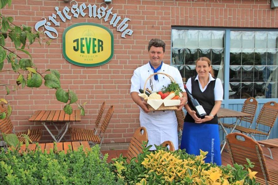 Die Friesenstube wurde bereits 1958 von Großvater Heinz Scheel gegründet. André und Dana Scheel führen das Restaurant bereits in der dritten Generation und heißen ihre Gäste gern in ihrem gemütlichen Restaurant mit Sonnenterrasse willkommen.