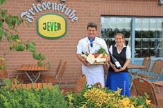 Die Friesenstube wurde bereits 1958 von Großvater Heinz Scheel gegründet. André und Dana Scheel führen das Restaurant bereits in der dritten Generation und heißen ihre Gäste gern in ihrem gemütlichen Restaurant mit Sonnenterrasse willkommen.
