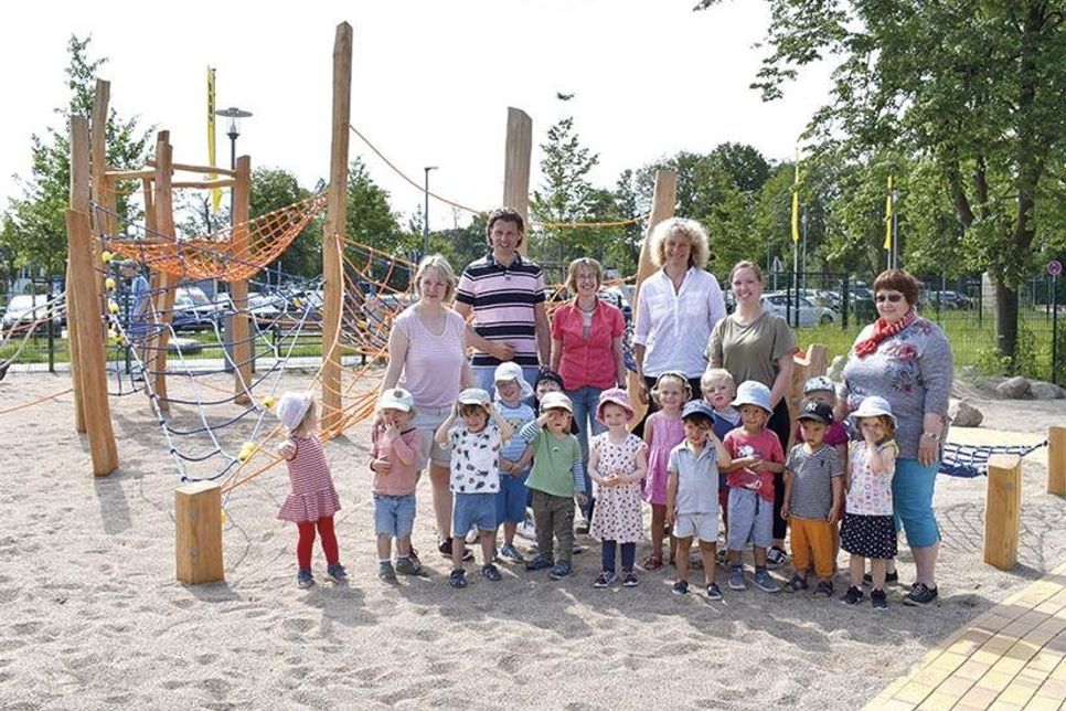 Bürgermeister Robert Wagner, Regionalmanagerin Tanja Schridde und Landschaftsarchitektin Urte Schlie (hinten von links) haben vergangene Woche mit Kita-Kindern des Quieselhauses Niendorf/Ostsee den neuen maritimen Spielplatz offiziell eröffnet. (Foto: René Kleinschmidt)