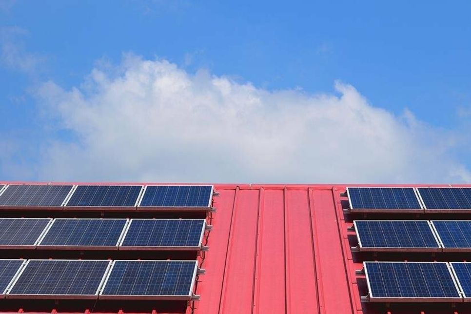 Die Gemeinde soll prüfen, welche Flächen und gemeindeeigenen Gebäude für Solaranlagen und mehr infrage kommen.