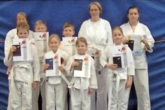 Lensahn. Am letzten Trainingstag vor den Osterferien stellten sich neun Karateka des TSV Lensahn der nächsten Kyuprüfung. Zum Weißgurt (9. Kyu): Frida Klimpki, Jule Schlößer, Hennes Prüß, Kjell Helmecke und Yvonne Bockholdt. Zum Gelbgurt (8. Kyu): Lucy Urbat und Yvonne Bockholdt. Die Zwischenprüfung weiß/gelb bestand Kira Protzel. Nach Prüfungsende konnten alle Prüflinge ihre Urkunde für die bestandene Prüfung in Empfang nehmen. Das nächste Training findet für die Erwachsenen am Dienstag, dem 25. April von 19 bis 20.30 Uhr und für die Kinder am Mittwoch, dem 26. April von 16 bis 17.30 Uhr in der kleinen Halle statt. (red)