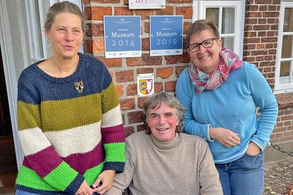 v.l. Sabine Behrens, Ulrich Steffen, Sigrid Paulsen-McCord freuen sich über eine erfolgreiche Zertifizierung des Künstlermuseums.