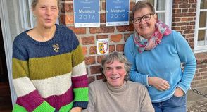 v.l. Sabine Behrens, Ulrich Steffen, Sigrid Paulsen-McCord freuen sich über eine erfolgreiche Zertifizierung des Künstlermuseums.