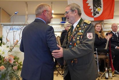 Besondere Ehrung: Andreas Sielaff (re.) wurde von der Gemeinde für sein ehrenamtliches Engagement ausgezeichnet.