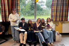 Schülerinnen und Schüler der jetzigen 10. Klasse bilden das engagierte Büchereiteam.