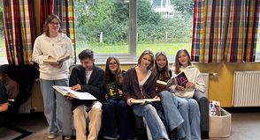 Schülerinnen und Schüler der jetzigen 10. Klasse bilden das engagierte Büchereiteam.
