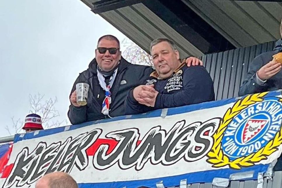 Auswärtsdreier: Jubelnde Holstein-Anhänger in Elversberg.