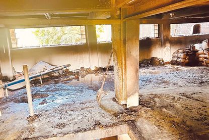 Per Hand mussten die Einsatzkräfte die Futtermittel aus den verkohlten Lagerräumen schaffen, in denen enorm hohe Hitze herrschte.