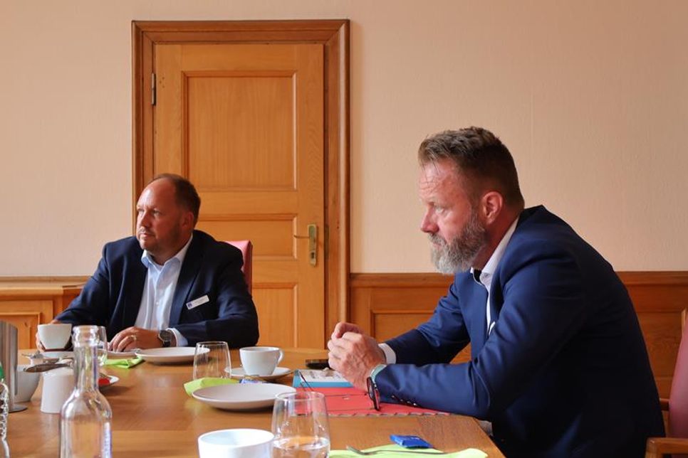 Landrat Timo Gaarz (lks.) und Minister Claus Ruhe Madsen im Gespräch mit dem Kreishandwerksmeister und den beruflichen Schulen.
