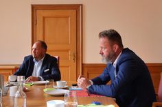 Landrat Timo Gaarz (lks.) und Minister Claus Ruhe Madsen im Gespräch mit dem Kreishandwerksmeister und den beruflichen Schulen.