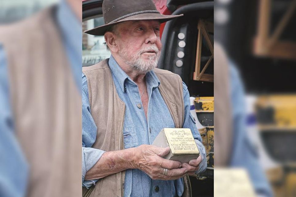 Mit Stolpersteinen – Gedenktafeln aus Messing – erinnert der Künstler Gunter Demnig an die Opfer der NS Zeit: hier der Stein, für Heinrich Johann Friedrich Wilhelm Prehn aus Kreuzkamp.