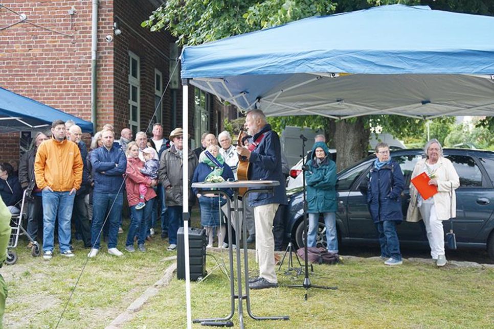 Neben den Hinterbliebenen des NS-Opfer waren in Kreuzkamp auch zahlreiche Interessierte ....