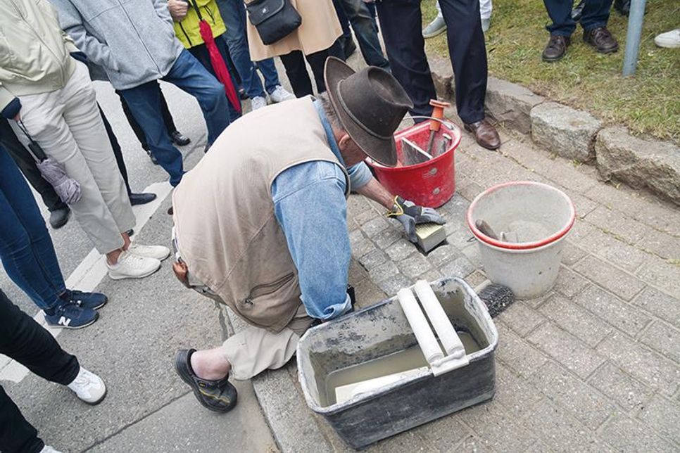 ... Zeugen beim Einbringen des Stolpersteins.