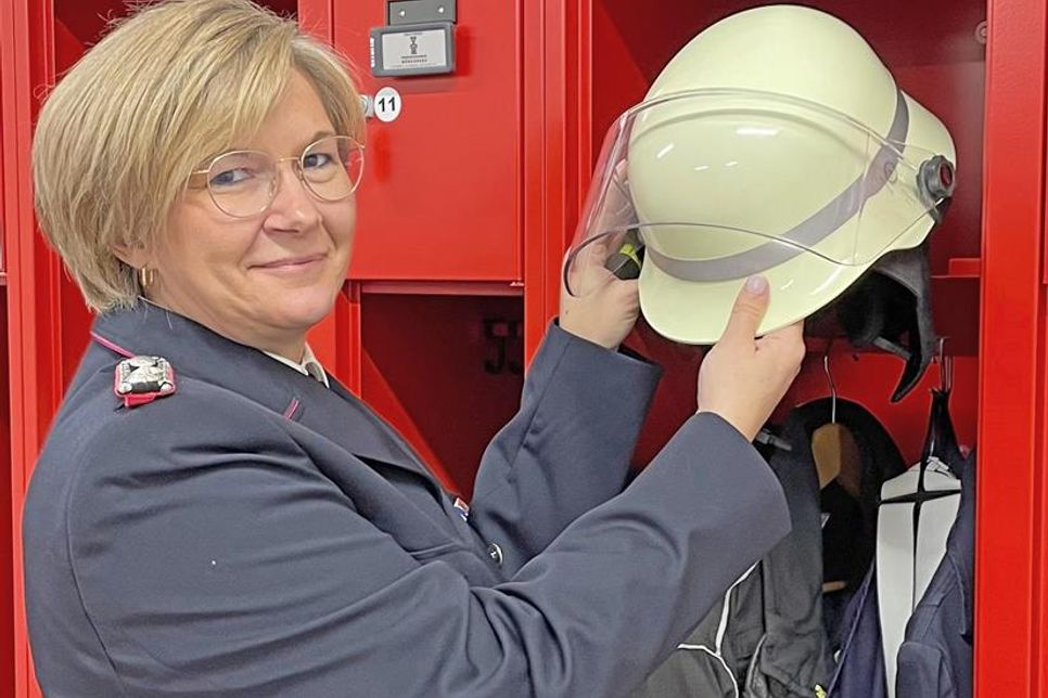 Kirstin Jensen präsentiert ihren Spind. Die neue Wache verfügt über separate Sanitär- und Umkleideräume für Männer und Frauen.