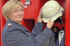 Kirstin Jensen präsentiert ihren Spind. Die neue Wache verfügt über separate Sanitär- und Umkleideräume für Männer und Frauen.