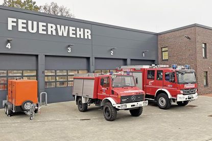 Gelungener Materialmix: Dunkle Sandwichpaneelen der Fahrzeughalle harmonieren perfekt mit den Klinkersteinen am Nebengebäude.