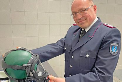 Hauptfeuerwehrmann Jens Wagner prüft eine Atemschutzmaske: „Schwarz- und Weißbereich sind jetzt klar getrennt. Das erleichtert sauberes Arbeiten“.