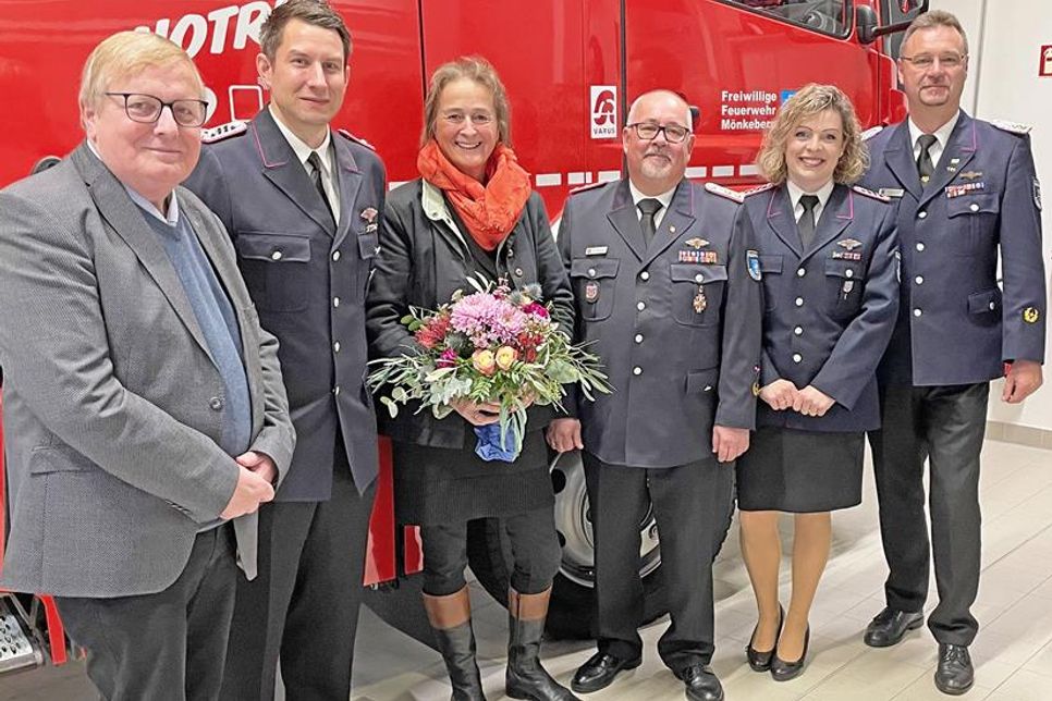 Vertreter von Politik und Feuerwehr freuen sich gemeinsam über das gelungene Baubrojekt. (V.l.): Werner Kalinka (MdL), Patrick Schöler (Stellvertretender Wehrführer), Hilla Mersmann (Bürgermeisterin), Michael Wilkat (Wehrführer), Svenja Hoffmann (stellvertretende Wehrführerin), Karsten Krohn (Kreiswehrführer).