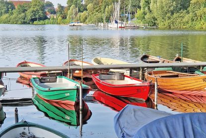 Dieser idyllische Anblick ist für die Mitglieder des Eutiner Angler-Vereins fester Bestandteil ihres Hobbys, gehört ihr Vereinsgelände doch zu einem der schönsten der Stadt. Im März 1935 wurde im „Anzeiger für das Fürstentum Lübeck“ über die Gründung des „Eutiner Sportfischervereins“ berichtet. Damit steht dem Verein, der sich 1946 seinen heutigen Namen gab, ein runder Geburtstag ins Haus. Am kommenden Wochenende feiern die Mitglieder ein Fest mit geladenen Gästen. Natürlich mit Traumaussicht auf den Großen Eutiner See und das Schloss.