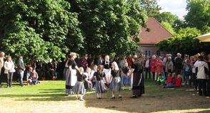 Die Kindertanzgruppe des Neustädter Volkstanzkreises eröffnet das Abendprogramm.