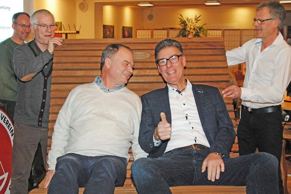 Vereinsmitglied Dirk Rave (r.), zugleich Vorsitzender des Gewerbevereins Probsteierhagen, hatte als Geburtstagsgeschenk eine riesige Sitzbank mitgebracht, auf der Felix Franke (l.) und Knut Lindau sichtlich erfreut probeweise schon mal Platz nahmen.