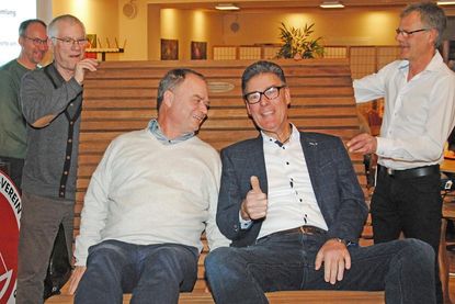 Vereinsmitglied Dirk Rave (r.), zugleich Vorsitzender des Gewerbevereins Probsteierhagen, hatte als Geburtstagsgeschenk eine riesige Sitzbank mitgebracht, auf der Felix Franke (l.) und Knut Lindau sichtlich erfreut probeweise schon mal Platz nahmen.